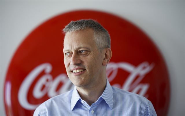 미 애틀랜타의 코카콜라 본사 코카콜라 로고 앞에 선 제임스 퀸시 CEO.