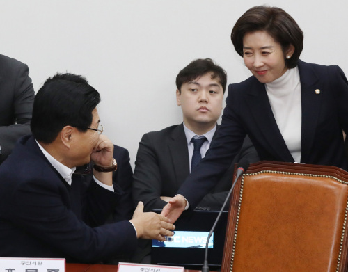 자유한국당 홍문종 의원이 나경원 원내대표와 악수를 나누고 있다.