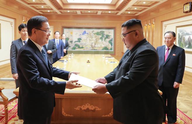 문재인 대통령의 특별 사절단 단장인 정의용 국가안보실장이 지난 9월 5일 북한 평양에서 김정은 북한 국무위원장을 만나 문 대통령의 친서를 전달하고 있다. (사진=연합뉴스)