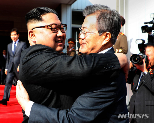 【서울=뉴시스】 문재인 대통령과 김정은 북한 국무위원장이 5월 26일 오후 판문점 북측 통일각에서 정상회담을 마친 후 헤어지며 포옹하고 있다. 2018.12.26.photo@newsis.com