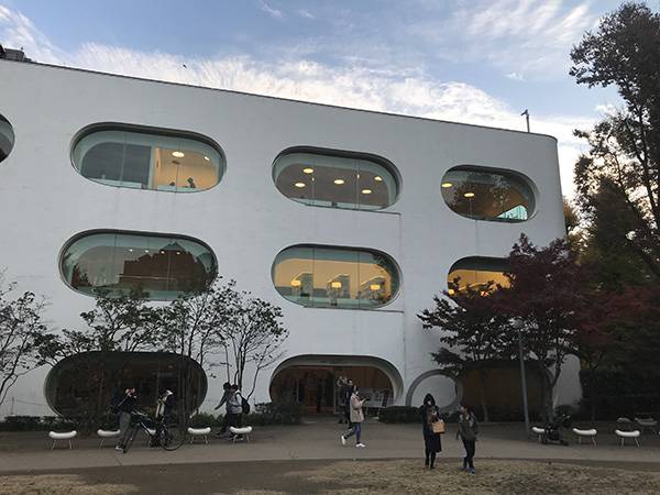 ⓒ임윤희 제공 무사시노 플레이스(위)는 도서관 서비스뿐만 아니라 평생학습과 시민단체 활동도 지원하는 복합 문화공간이다.