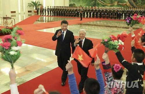응우옌 푸 쫑 베트남 공산당 서기장(가운데 오른쪽)과 시진핑 중국 국가주석. [신화=연합뉴스 자료사진]