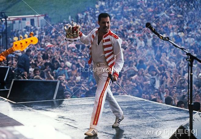 1986년 '매직 투어'가 열린 아일랜드 슬레인 캐슬에서 무대 제왕임을 과시하는 프레디 머큐리. /사진제공=리차드 영