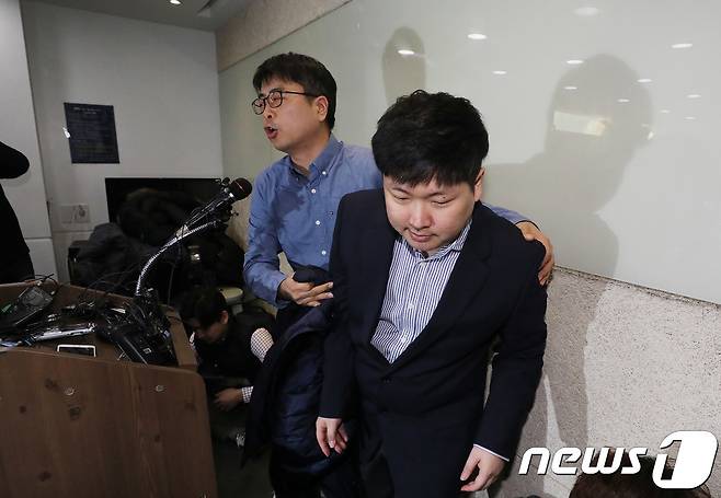 신재민 전 기획재정부 사무관이 2일 오후 서울 강남구 역삼동의 한 빌딩에서 입장을 밝힌 후 나서고 있다. 2019.1.2/뉴스1 © News1 이재명 기자