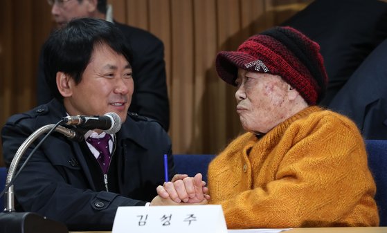 조선여자근로정신대 피해자인 김성주 할머니(가운데)가 지난해 11월 대법원 손해배상 승소 판결 후 기자회견을 통해 소감을 밝히고 있다. [뉴스1]