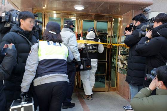 청와대의 민간기업 인사개입 폭로 등으로 논란을 일으킨 신재민 전 기획재정부 사무관(32)이 3일 극단적 선택을 암시하는 글을 남기고 사라졌다가 발견됐다. 이날 신 전 사무관이 거주했던 고시원으로 경찰 과학수사대가 들어가고 있다. /사진=뉴스1