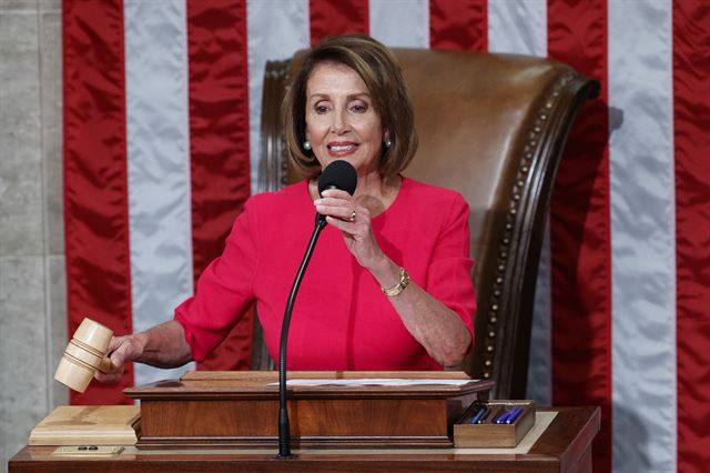 그림1 3일 미국 워싱턴 의사당에서 열린 116대 미 의회 개원식에서 이날 신임 하원의장으로 선출된 낸시 펠로시(민주당) 의장이 의사봉을 쥔 채 발언하고 있다. 앞서 버락 오바마 행정부 시절인 2007~2011년에도 하원의장직을 지낸 바 있는 그는 8년 만에 다시 하원을 이끌게 됐다. 워싱턴=AP 연합뉴스