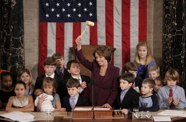 2007년 1월 4일 미국 워싱턴 의사당에서 미 역사상 최초의 ‘여성 하원의장’에 오른 낸시 펠로시(가운데) 의장이 본인과 동료 의원들의 손주들과 함께 의장석에 올라 의사봉을 들어 보이고 있다. 이때부터 4년간 하원의장을 지냈던 펠로시 의장은 2018년 1월 3일 또다시 하원의장으로 선출돼 두 번째로 하원을 이끌게 됐다. EPA 연합뉴스 자료사진