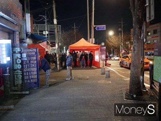 오전 4시를 조금 넘기자 남구로역 5번 출구 뒤편에 설치된 천막에는 건설근로자들이 모여들기 시작했다./사진=강영신 기자