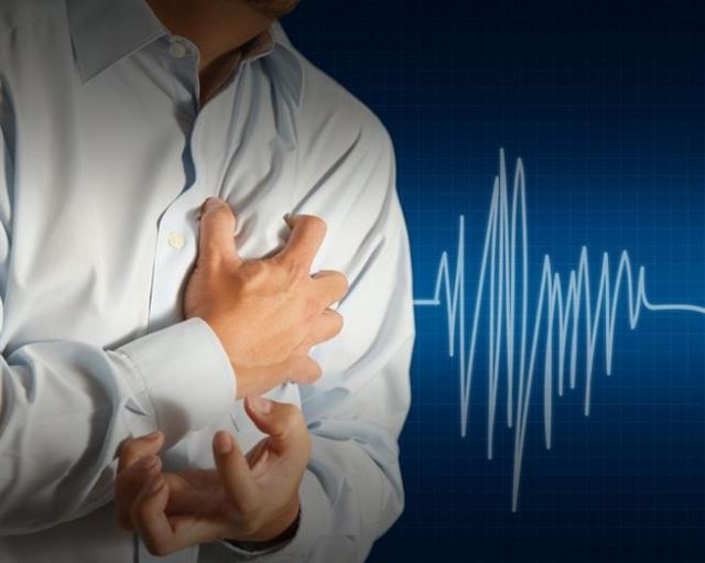 가슴을 쥐어짜는 듯한 통증이 지속되면 급성심근경색을 의심해 즉시 관상동맥중재술이 가능한 큰 병원을 찾아야 한다. 게티이미지뱅크