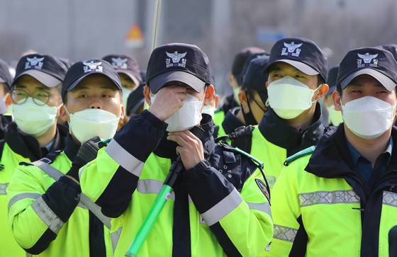 서울 종로구 광화문광장에서 지난해 3월 의경들이 마스크를 낀 채 집회 질서유지 근무를 하고 있다. 연합뉴스