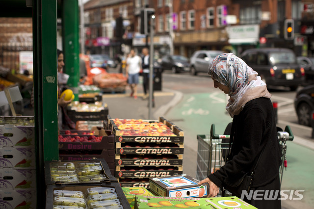 【맨체스터=AP/뉴시스】 한 무슬림 여성이 영국 맨체스터에서 할랄 음식을 사고 있다. 이들은 율법에 따라 동물이 도살될 당시 완벽하게 '건강'한 상태를 유지해야 한다고 믿는다. '의식이 있는' 소나 돼지를 작두나 칼 등으로 목을 베는 방식으로 살육한다.  2019.01.08.