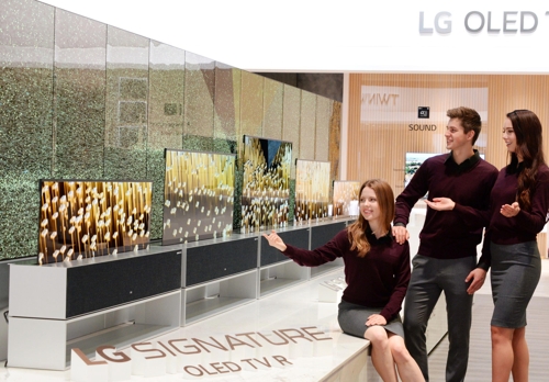 LG, 세계 최초 '돌돌 말리는' 롤러블 올레드TV 공개 (라스베이거스= 연합뉴스) LG전자는 미국 라스베이거스에서 열린 세계 최대 IT 전시회 'CES 2019'에서 자사가 생산한 롤러블 올레드TV 'LG 시그니처 올레드TV R'을 처음 공개했다. 2019.01.07 [LG전자 제공]