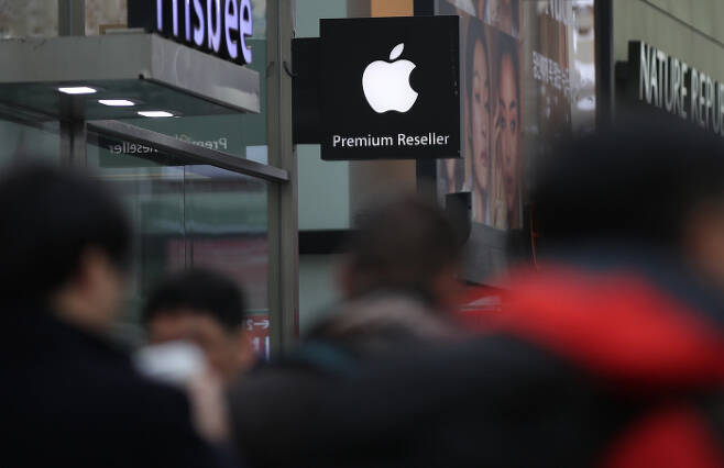 지난 4일 아시아 주요국 증시에서 애플의 실적 전망치 하향조정 충격이 이어지고 있다. 서울의 한 애플 제품 리셀러 매장의 간판 모습.     연합뉴스