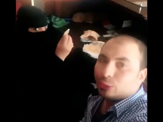 지난해 9월 사우디 노동부는 호텔에서 일하는 한 외국인 남성이 사우디 여성과 함께 식사하는 '불쾌한'(offensive) 장면이 트위터 상에서 공유됐다면서 그를 체포했다. 사진은 해당 트위터 영상 캡처. /사진=유튜브 캡처
