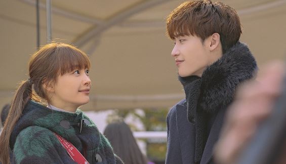 ‘로맨스는 별책부록’ 이나영과 이종석의 ‘심쿵력 만렙’ 커플이 설렘을 자극한다. ⓒ tvN