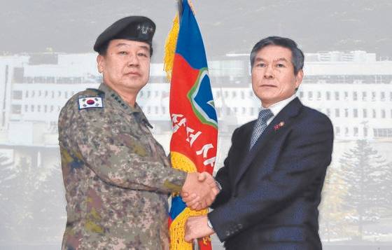 정경두 국방부 장관(오른쪽)이 김사령관에게 부대기를 전달하고 있다. [김경록 기자]