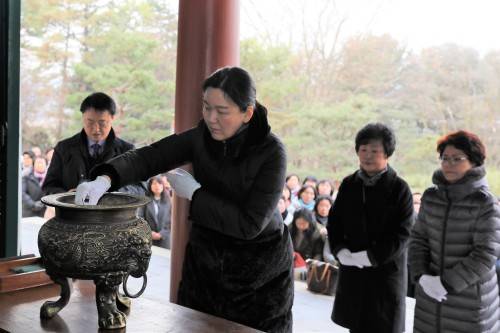 10일 충남 천안시 병천면 유관순열사 추모각에서 열사의 영정에 분향하는 문연아 세계평화여성연합회장.
