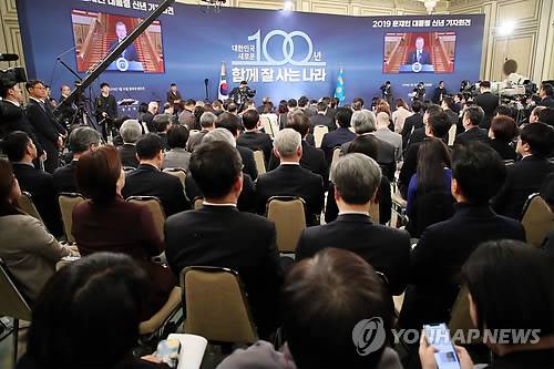 대통령 신년연설 '주목' (서울=연합뉴스) 황광모 기자 = 문재인 대통령이 10일 오전 청와대 본관에서 신년 기자회견을 앞두고 '새해 국정운영 방향'을 발표하는 동안 노영민 비서실장을 비롯한 신임 비서진과 청와대 관계자들이 영빈관에서 중계화면을 통해 발표를 지켜보고 있다. hkmpooh@yna.co.kr