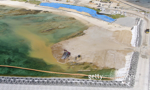 지난달 20일 일본 오키나와현 나고시 헤노코 해안에서 토사 매립 작업이 진행되고 있다. 게티이미지코리아