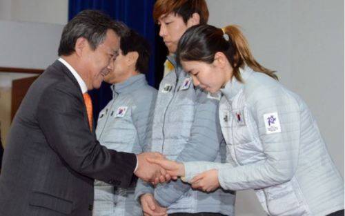 이기흥(왼쪽) 대한체육회장이 2017년 2월 3일 삿포로 동계아시안게임 결단식에서 심석희 선수에게 격려금을 전달하고 있다.