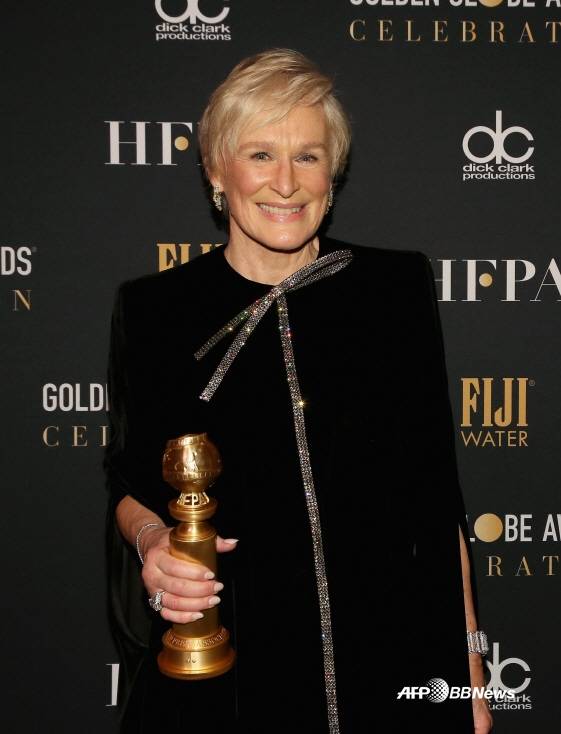 골든글로브 트로피를 들고 환하게 웃고 있는 글렌 클로즈/AFPBBNews=뉴스1