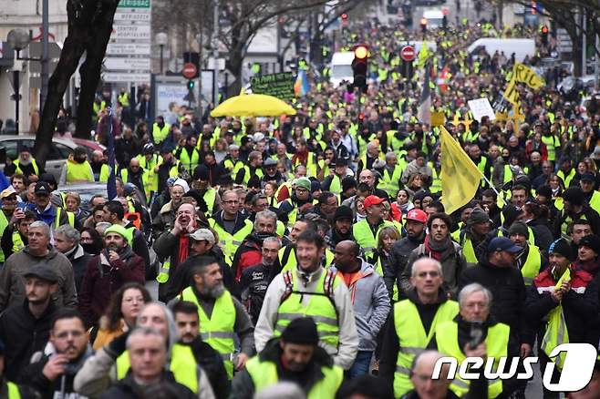 12일(현지시간) 프랑스 곳곳에서 노란조끼 집회가 열리고 있다.© AFP=뉴스1