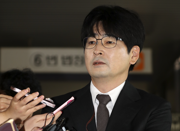 제19대 대통령선거 과정에서 불법 선거운동을 한 혐의로 기소된 탁현민 청와대 행정관이 지난해 11월 2일 오전 서초동 서울고등법원에서 열린 2심 선고 재판 후 법정을 나서며 취재진 질문에 답하고 있다. /연합뉴스