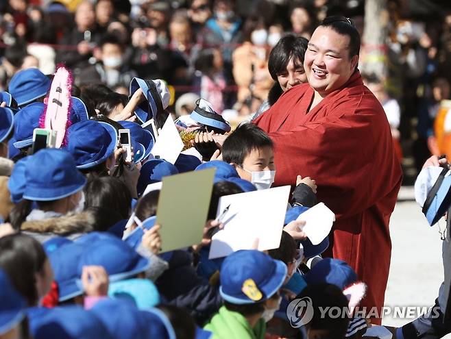 16일 전격적으로 은퇴를 선언한 일본 스모 요코즈나 기세노사토(33) 16일 전격적으로 은퇴를 선언한 일본 스모 요코즈나 기세노사토(33)