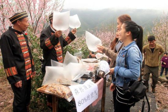 중국 광둥성 칭위안시 외곽의 산 중턱에서 맑은 공기를 투명 미닐 봉지에 담아 판매하는 모습이 인터넷에서 화제가 된 바 있다. 사진 = nextshark