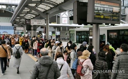 그림1 일본의 유명 관광도시인 교토 시내 버스정류장에 버스를 기다리는 사람들로 긴 줄이 늘어서 있다. 교토=연합뉴스 자료사진