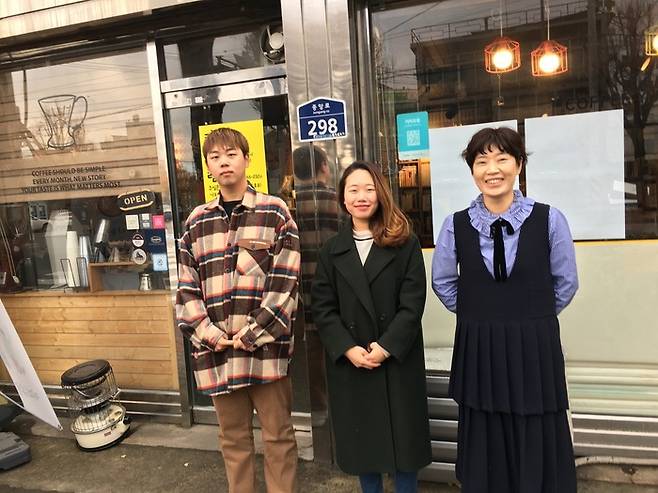 광주시 동구 계림동 헌책방 거리에서 `광주 헌책방 여기-있음'이라는 프로젝트를 기획하고 준비하는 마범석, 유휘경, 유수진씨.유휘경씨 제공