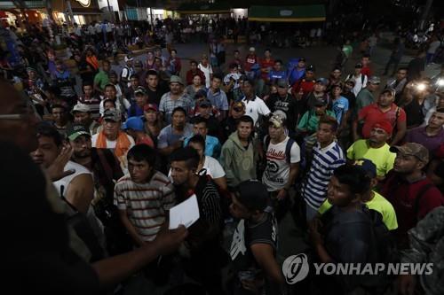 과테말라에서 멕시코로 진입하려는 온두라스 출신 이민자들 [AP=연합뉴스 자료사진]