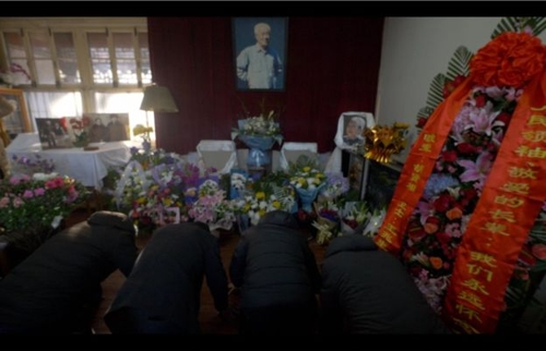 자오쯔양 옛집에 마련된 추모 공간과 추모객들 영국 BBC방송 사진 캡처