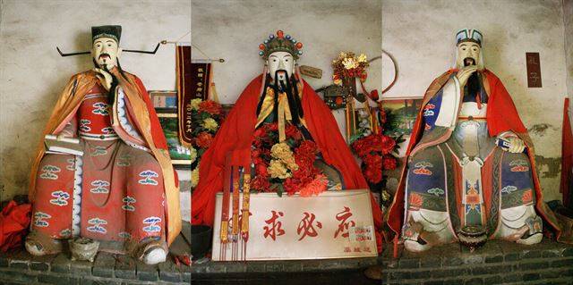 문창전의 문창제군(가운데). 왼쪽이 주자, 오른쪽이 공자다.