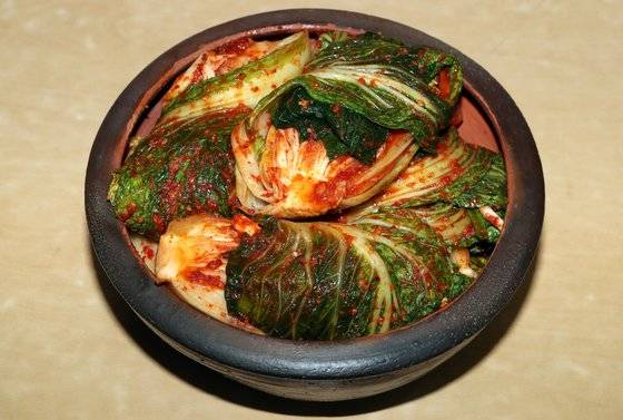 완성된 제주 김치. 통이 작은 비결구형 재래종 배추로 담가 김치 포기가 작다. 신인섭 기자