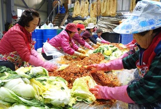 현 선장의 부인 김순자씨(왼쪽)가 동네 아주머니들과 김치를 버무리고 있다.