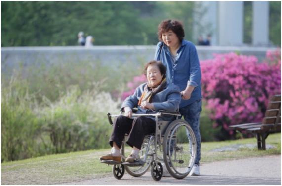 ‘내 어머니 이야기’의 저자 김은성 작가와 어머니 이복동녀씨. 2014년에 찍은 모습이다. 올해 92세가 된 어머니는 건강이 쇠약해지셔서 거동이 어렵다. 애니북스 제공.
