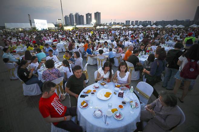 방콕을 방문한 유커들이 20일 망고를 먹고 있다. 만명의 관광객을 위해 4500kg의 망고가 준비됐다. 이날 행사는 기네스북에 기록됐다.[EPA=연합뉴스]