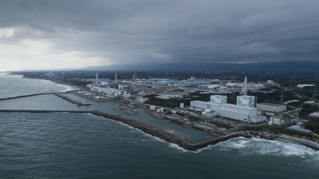 그린피스가 지난해 10월17일 공중 촬영한 후쿠시마 원전 전경. 사진 뒤쪽으로 푸른색 구조물처럼 보이는 방사성 오염수 저장탱크 944개가 줄지어 늘어서 있다. 그린피스 제공