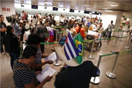 지난해 11월 말 브라질리아 국제공항을 통해 브라질을 떠나는 쿠바 의사들 [브라질 일간 폴랴 지 상파울루]