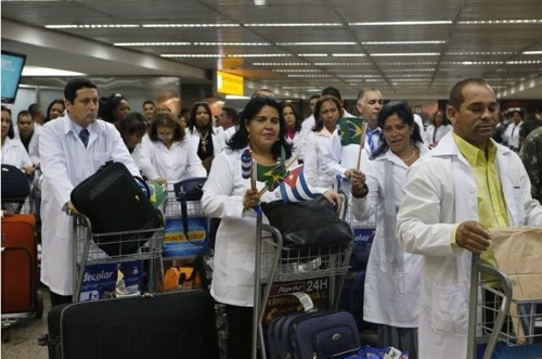 지난 2013년 11월 상파울루 시 인근 국제공항을 통해 브라질에 입국하는 쿠바 의사들 [브라질 일간 폴랴 지 상파울루]