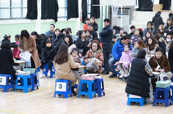 대구신천초등학교 강당에서 열린 2019학년도 초등학교 신입생 예비소집에서 어린이들이 입학 상담을 하고 있다.(출처=뉴스1)