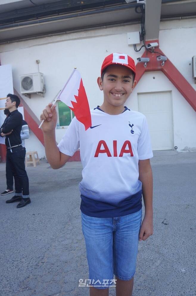 12세 바레인 소년 존은 손흥민의 한국과 바레인 승자를 묻는 질문에 끝내 답하지 못했다.