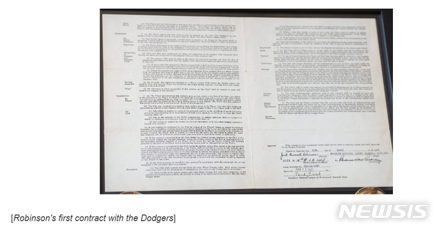【서울=MLB닷컴/뉴시스】 재키 로빈슨이 1947년 브루클린 다저스와 작성한 계약서