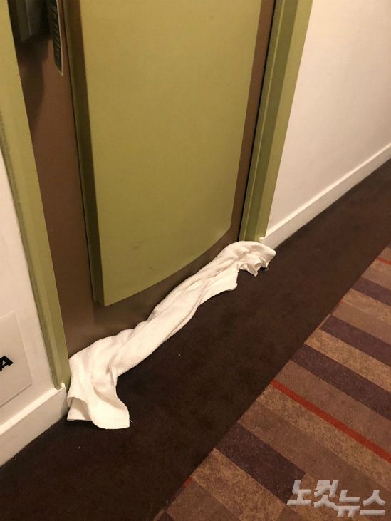 쥐가 나올까봐 대한항공 직원들이 호텔방문 아랫부분을 수건으로 막아뒀다 (사진= 제보자 제공)