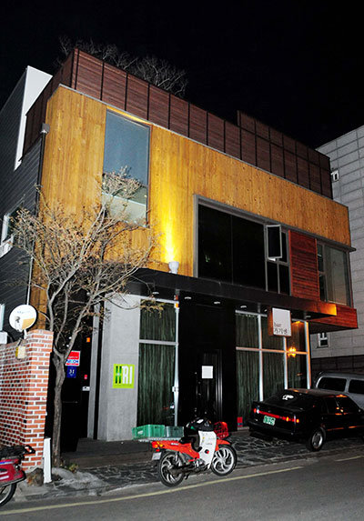 ⓒ연합뉴스 장자연씨 자살 이후 경찰이소속사 전 대표 소유의 서울 삼성동 건물을 압수수색했다.
