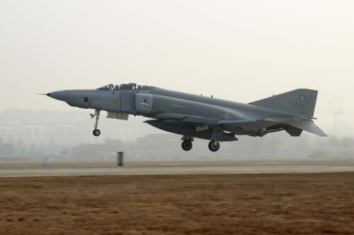 공군 F-4 전투기가 훈련을 위해 활주로를 이륙하고 있다. 공군 제공