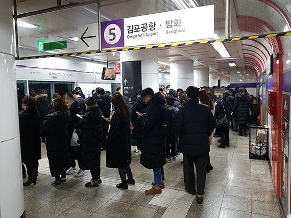 직장인들이 퇴근 후 여의도역에서 지하철을 기다리고 있다. /사진=이혁 기자