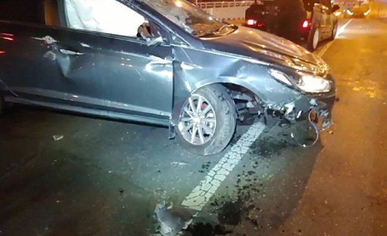 지난 26일 오전 대전시 서구 둔산지하차도 입구에서 유성 방향으로 달리던 쏘나타 차량이 충격흡수대를 들이받고 뒤집혔다. 사고 직후 운전자는 도주했다. [사진 둔산경찰서]